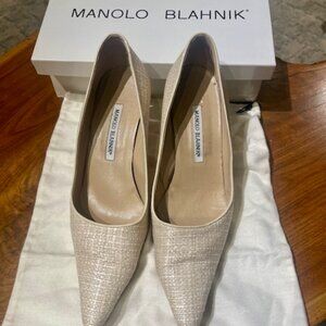Manolo Blahnik Off-White Heel in a "Linen" Textured Leater. Size 39.5